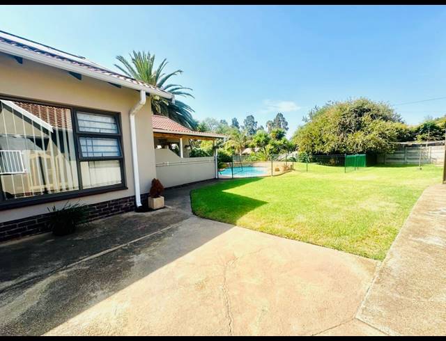 3 BEDROOM FREEHOLD FOR SALE IN BRACKENHURST